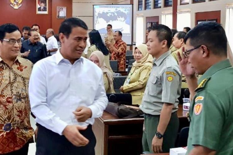 Direktur Jenderal Peternakan dan Kesehatan Hewan I Ketut Diarmita (pertama dari kiri) mendampingi Menteri Pertanian Andi Amran Sulaiman (kedua dari kiri) dalam suatu acara. 
