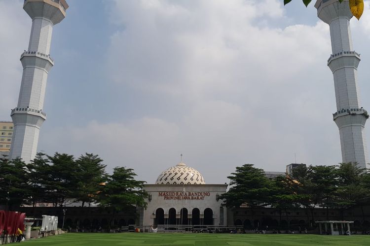 Ilustrasi Masjid Raya Bandung dari depan