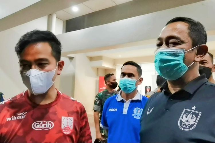 Wali Kota Solo Gibran Rakabuming Raka dan Wali Kota Semarang, Hendrar Prihadi tiba di Stadion Manahan
