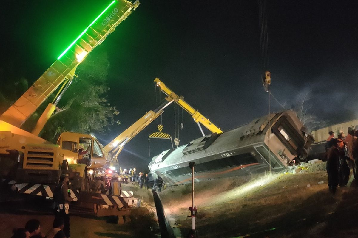 Proses evakuasi rangkaian kereta KA Argo Semeru di Pedukuhan Kalimenur, Kalurahan Sukoreno, Kapanewon Sentolo, Kabupaten Kulon Progo, Daerah Istimewa Yogyakarta.