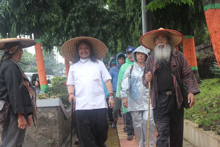 Romo Aloysius Budi Purnomo berjalan kaki sejauh 15 km merayakan proses pindahan pastoran.