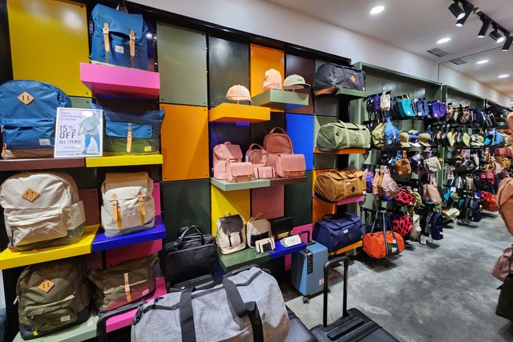 Koleksi tas Herschel Supply & Co di outlet pertamanya di Gandaria City Mall, Jakarta