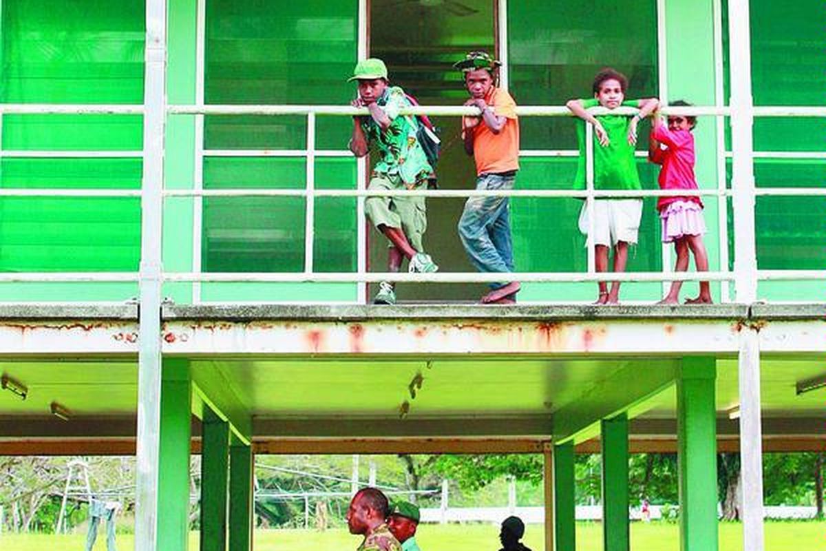 Warga negara Indonesia asal Papua dan Papua Baratyang akan direpatriasi menunggu di kamp sementara di barak utama Batalyon 2 RPIR, Moem Barrack, Wewak, Papua Niugini, Rabu ( 18/ 11). Mereka adalah gelombang pertama WNI di Papua Niugini yangakandirepatriasi pada hari Kamis ini.