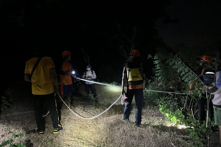 2 WNA Rusia Terjebak Air Pasang di Pantai Padang-padang Bali, Tim SAR Evakuasi dari Tebing Curam