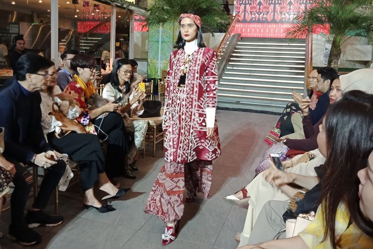 Koleksi bertema Heaven dari desainer Itang Yunasz yang dibawakan dalam perayaan Ramadhan in Style, Plaza Indonesia, Senin (21/5/2018). Koleksi tersebut dibawakan ke dalam dua babak, yakni heaven on earth dan heaven sent.