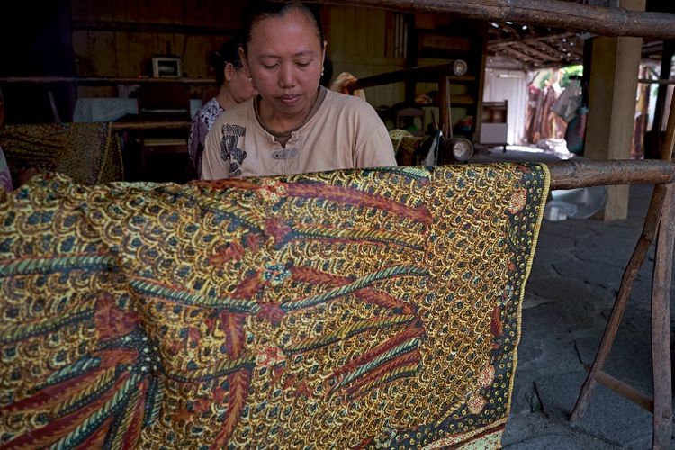 Ilustrasi batik - Seorang pembatik di Lasem, Kabupaten Rembang, Jawa Tengah.