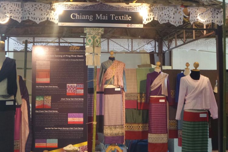 Baju adat dari Chiang Mai dipamerkan dalam Thailand Travel Mart 2017 di Chiang Mai, pada 13-17 Juni 2017. 