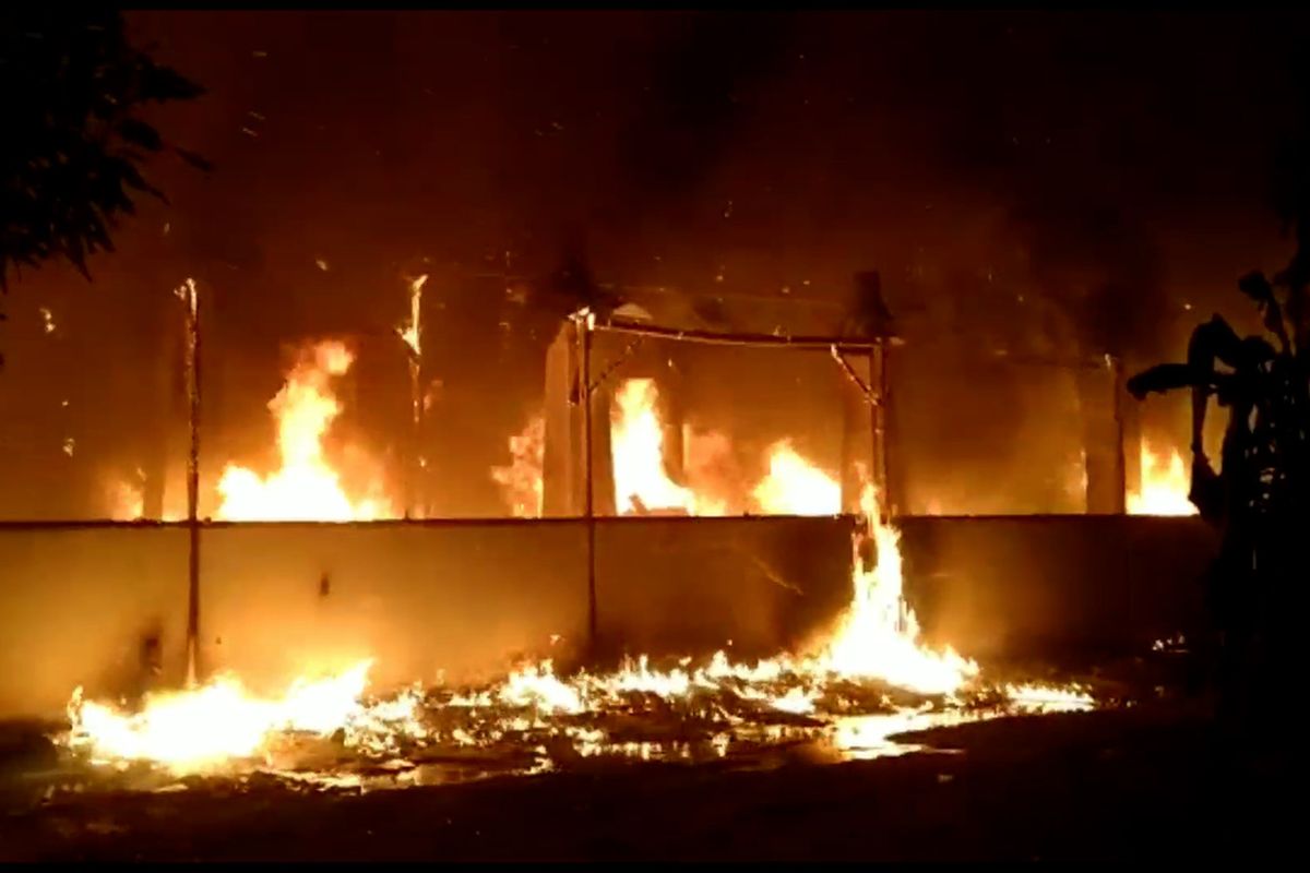 Bagungan bagian produksi kacang Shanghai Gangsar di Tulungagung Terbakar, Sabtu (14/05/2022)