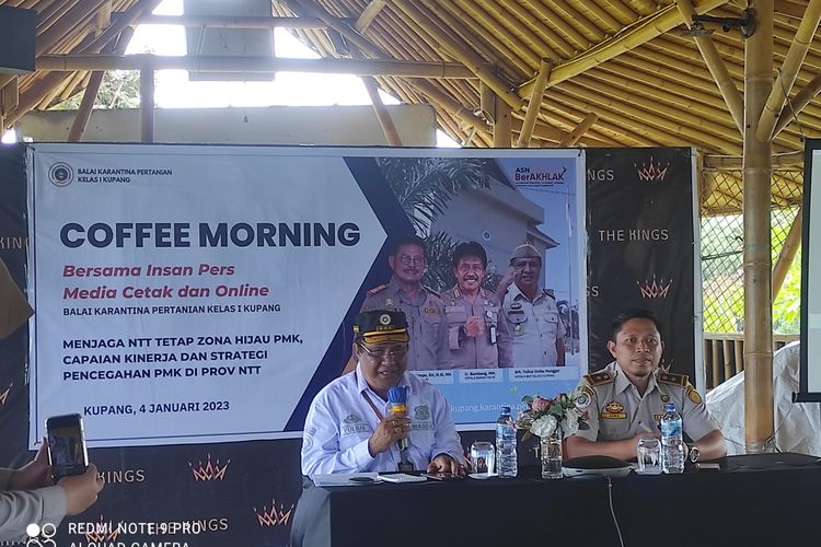 Jumpa pers Kepala Balai Karantina Pertanian Kelas I Kupang, Yulius Umbu Hunggar, bersama sejumlah wartawan di Kupang, Rabu (4/1/2023)