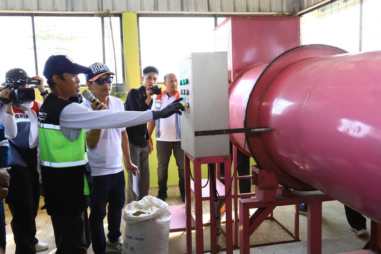 Pinky Rudal, alat pengering gabah hibrida yang mengombinasikan tenaga elpiji Bright Gas dan energi surya.
