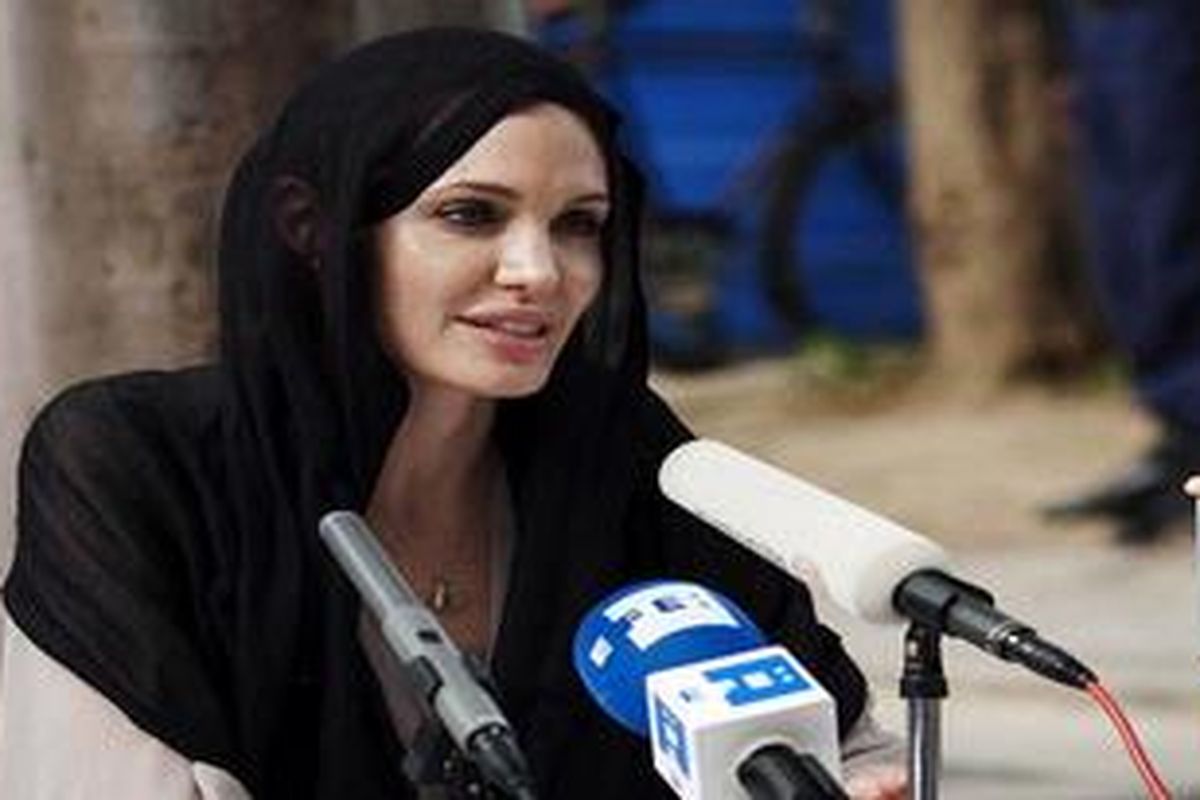 Angelina Jolie, sebagai duta United Nations High Commission for Refugees (UNHCR), berkunjung ke Islamabad, Pakistan, 8 September 2010, sehubungan dengan banjir besar yang melanda negeri itu.  