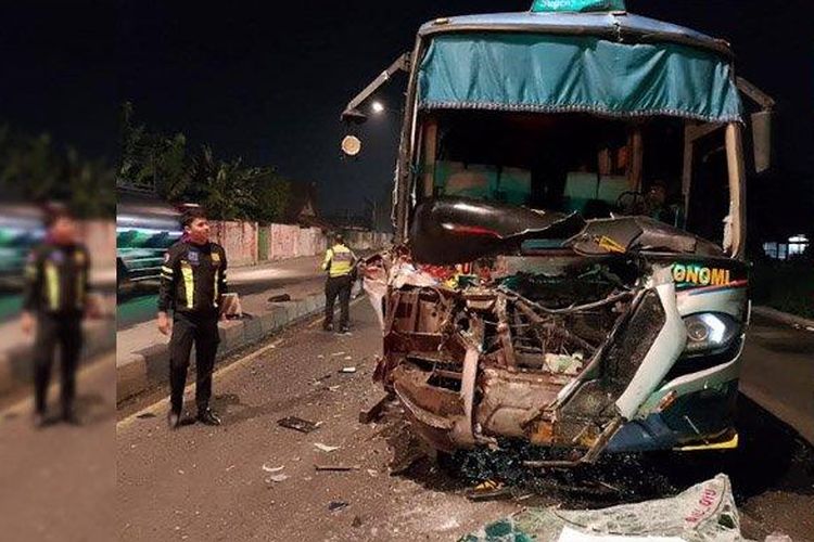 Bus Sugeng Rahayu jurusan Yogyakarta-Surabaya bernomor polisi W 7063 UP menghantam truk gandeng di kawasan simpang empat Desa Gambiran, Kecamatan Mojoagung, Jombang, Jawa Timur Selasa (15/7/2025).