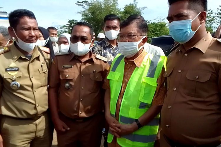 Mantan Wakil Presiden RI Jusuf Kalla, meninjau pembangunan smelter nikel di Desa Karang-karangan, Kecamatan Bua, Kabupaten Luwu, Sulawesi Selatan, Senin (28/3/2022) siang.