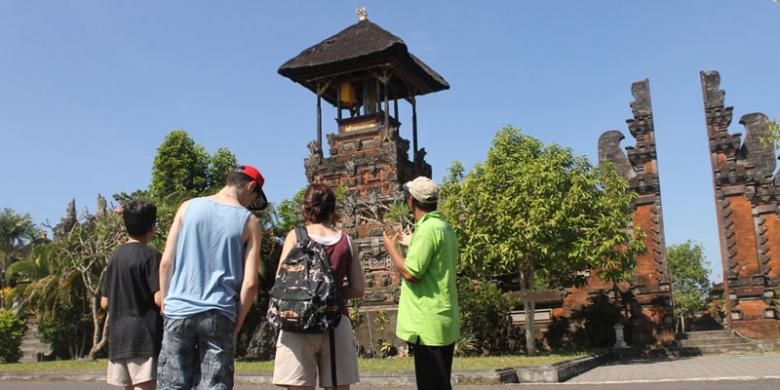 Wisatawan asing di Pura Rambut Siwi, Kabupaten Jembrana, salah satu tempat wisata di Bali Barat.