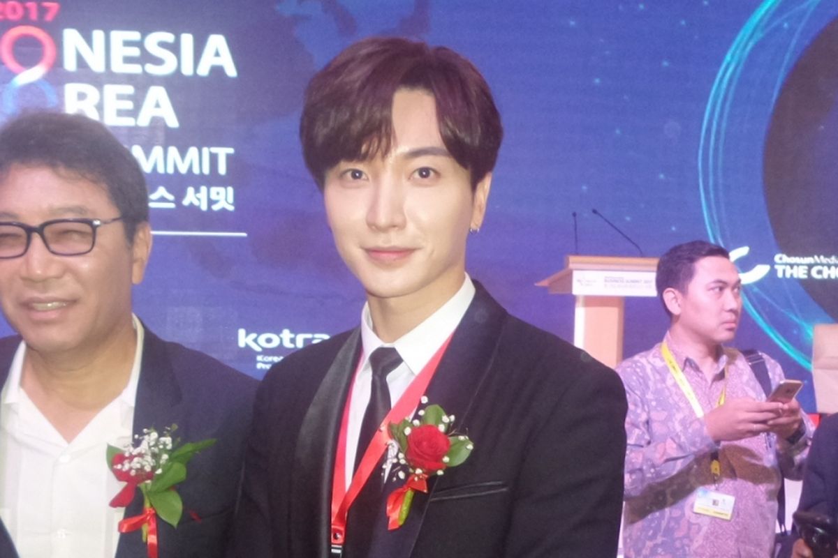 Leeteuk Super Junior diabadikan usai menghadiri Indonesia-Korea Business Summit di Hotel Shangri-La, Jakarta Selatan, Selasa (14/3/2017).