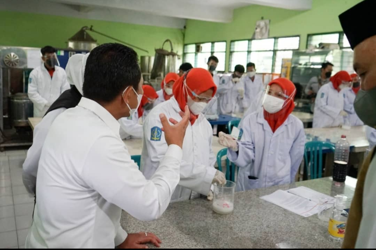 Bupati Lumajang Thoriqul Haq sedang berdiskusi dengan siswa SMK 1 Lumajang, Rabu (5/1/2022).