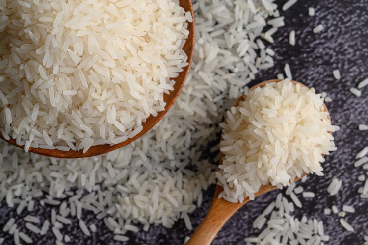 Ilustrasi beras. Beberapa merk dari empat produsen beras premium diduga terseret kasus beras oplosan karena melakukan pelanggaran mutu dan takaran beras.