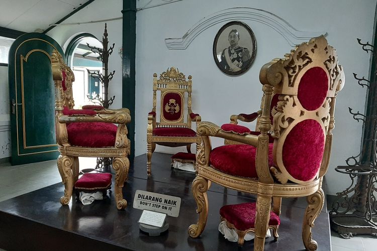 Kursi peninggalan Sri Sultan HB VIII di museum Keraton Ngayogyakarta sudah ditata kembali. Sedangkan meja yang bagian atasnya dari marmer sedang diperbaiki karena rusak setelah ada wisatawan yang nekat naik ke atas podium.