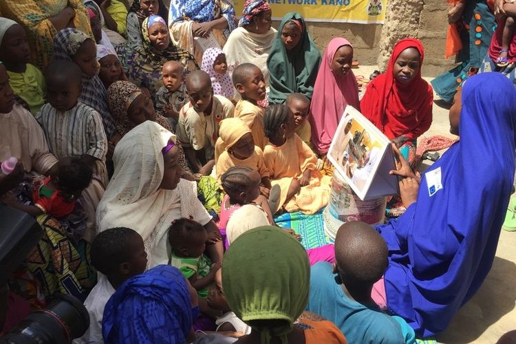 Petugas kesehatan dari UNICEF dan Bill and Melinda Gates Foundation menjelaskan vaksinasi polio dalam sebuah upacara penamaan di Kano, Nigeria. Jeffrey Kluger/Time
