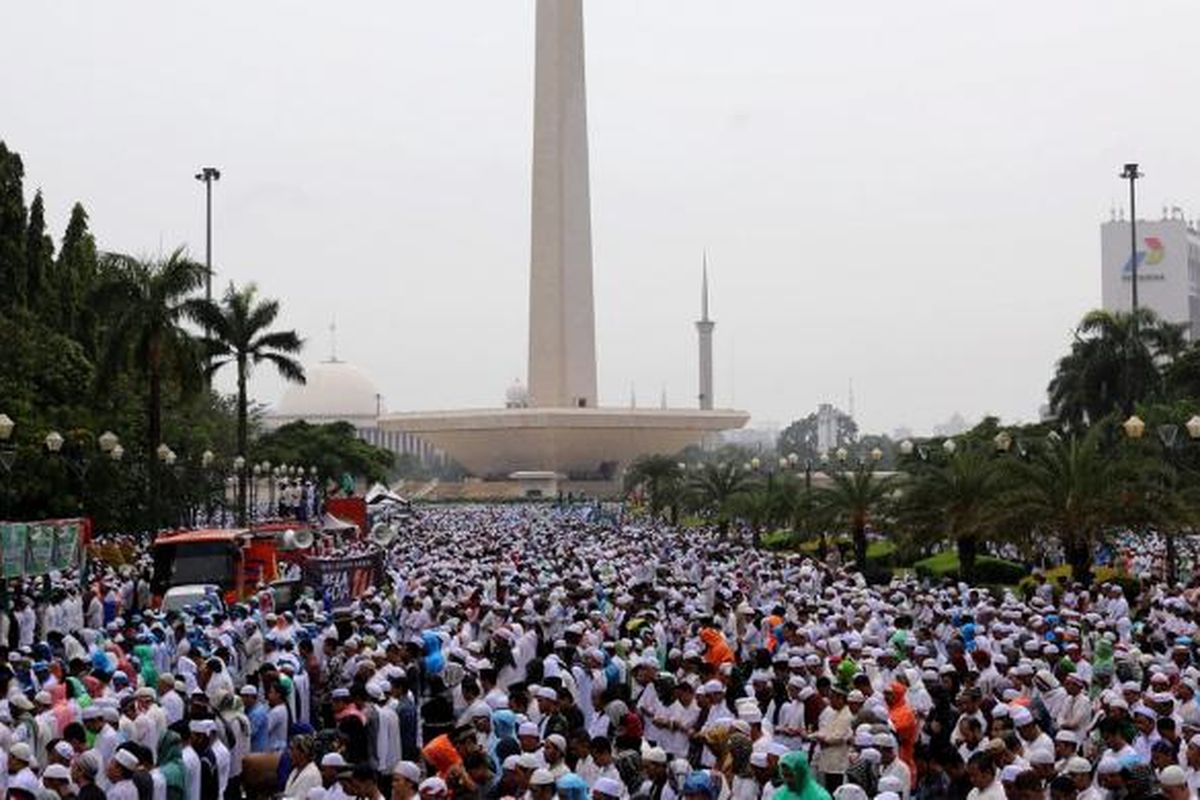 Elemen masyarakat dari berbagai kalangan saat melaksanakan shalat Jumat di kawasan silang Monas, Jakarta Pusat, Jumat (2/12/2016). Masyarakat menggelar doa bersama serta mendoakan kesatuan Indonesia dan massa juga mendesak pihak terkait agar segera menuntaskan kasus dugaan penistaan agama.