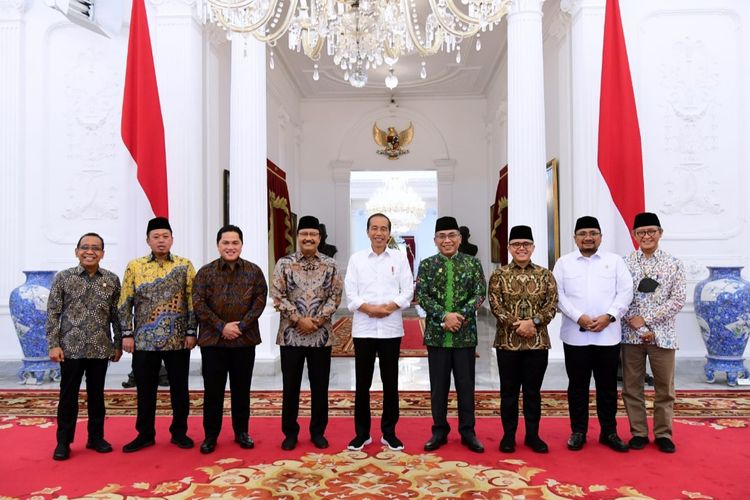 Presiden Joko Widodo saat menerima Ketua Umum Pengurus Besar Nahdlatul Ulama (PBNU), Yahya Cholil Staquf dan pengurus PBNU di Istana Merdeka, Jakarta, pada Senin (2/1/2023).