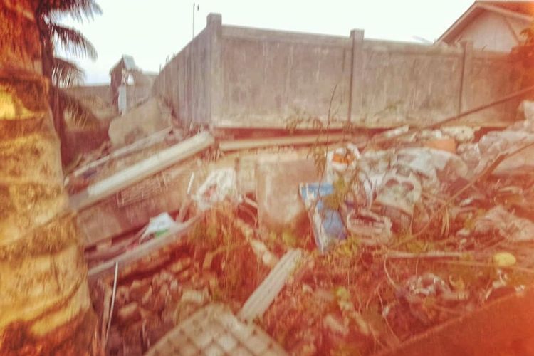Bangunan permanen 3 lantai ambruk di Kampung Tugu, Desa Cipeundeuy, Kecamatan Surade, Sukabumi, Jawa Barat, Rabu (27/9/2023).