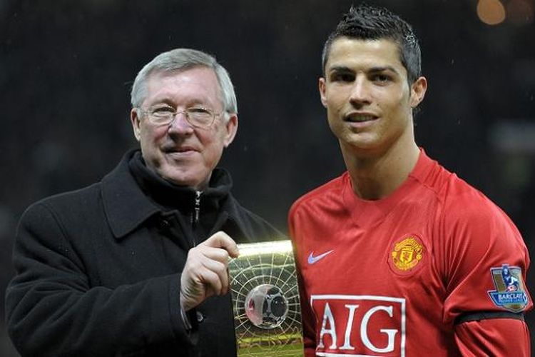 Cristiano Ronaldo (kanan) berpose dengan pelatihnya di Manchester United, Sir Alex Ferguson, sambil memamerkan trofi Pemain Terbaik FIFA di Stadion Old Trafford, 14 Januari 2009.