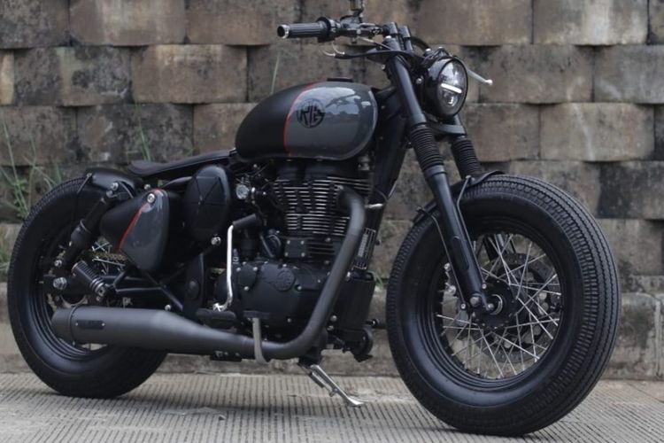 Motor custom Royal Enfield Classic 500 bergaya bobber garapan Smoked Garage