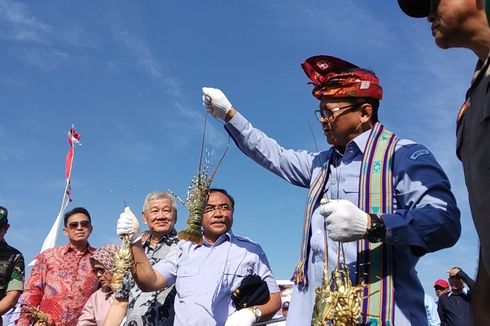 Kunjungi Lombok Timur, Menteri Edhy Dihadiahi Mutiara