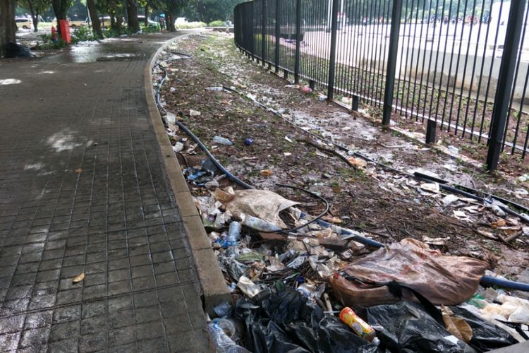 Kondisi Stadion Gelora Bung Karno pasca-pertandingan Piala Presiden pada Sabtu (17/2/2018). Foto diambil pada Minggu (18/2/2018) pagi.