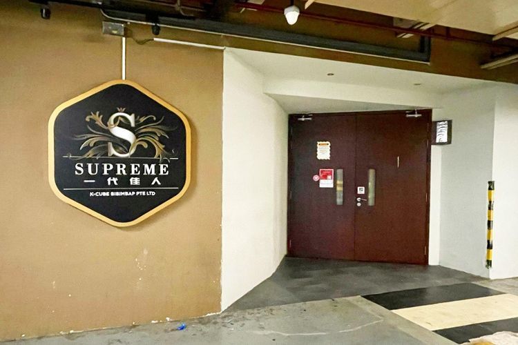 Karaoke plus-plus atau KTV Supreme yang berlokasi di Pusat Perbelanjaan Far East, Orchard, terlihat ditutup, Sabtu siang (17/7/2021). KTV Supreme adalah salah satu dari puluhan karaoke plus-plus yang ditutup pemerintah Singapura setelah ditemukannya pramuria yang terinfeksi Covid-19