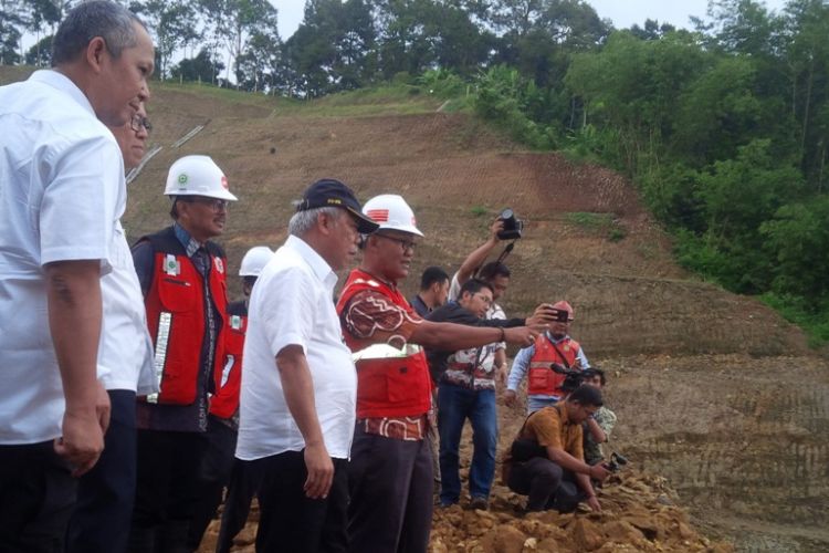  Menteri PUPR, Basuki Hadimuldjono meninjau pekerjaan cut and fill bukit Polosiri di 2.5 kilometer pertama ruas tol Bawen-Salatiga, di wilayah Desa Polosiri, Kecamatan Bawen, Kabupaten Semarang, Jumat (7/4/2017) siang.