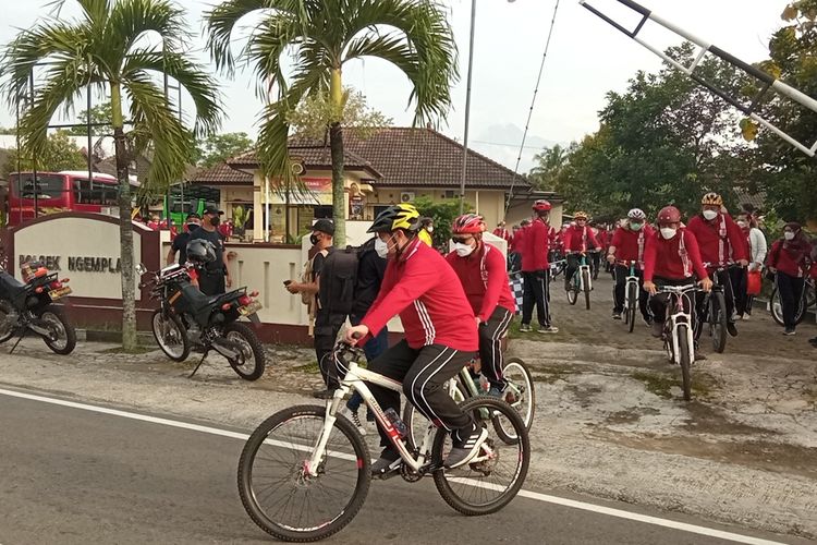 Pimpinan KPK Firli Bahuri (helm hitam kuning) saat bersepeda di Ngemplak Sleman, DIY, Jumat (29/10/2021)