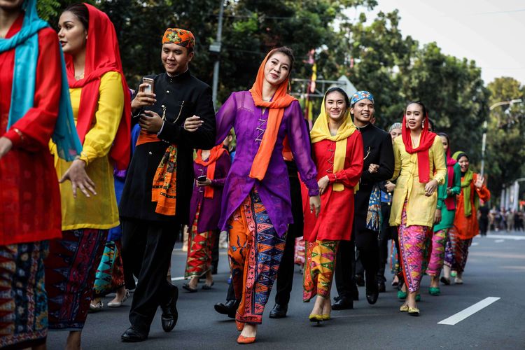 Pawai kegiatan Jakarnaval 2019 di Jakarta, Minggu (30/6/2019). Jakarnaval 2019 merupakan bagian dari rangkaian HUT ke-492 Kota Jakarta. Jakarnaval 2019 menampilkan parade budaya dan parade mobil hias.