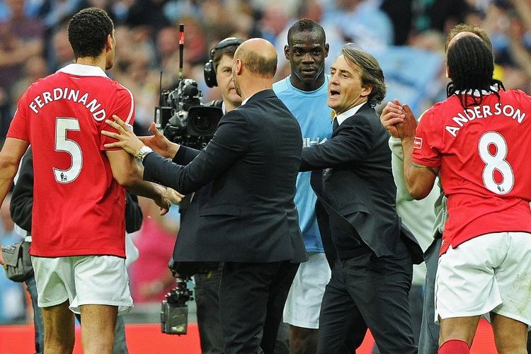 Manajer Manchester City Roberto Mancini mencoba untuk menenangkan argumen antara Mario Balotelli dan Anderson (kanan) serta Rio Ferdinand (kiri) setelah pertandingan sepak bola semifinal Piala FA antara Manchester United dan Manchester City di Stadion Wembley, London utara, Inggris pada 16 April 2011.