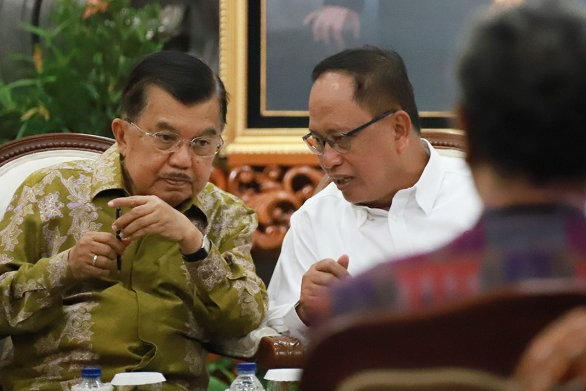 Wapres Jusuf Kalla didampingi Menristekdikti Mohamad Nasir saat menerima 52 ilmuwan diaspora, Senin (19/8/2019) di Kantor Wakil Presiden, Jalan Merdeka Utara, Jakarta, saat Pembukaan Rangkaian Simposium Cendekia Kelas Dunia (SCKD) 2019.