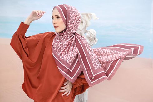 Gaya Anggun Adelia Pasha dengan Hijab Motif Floral dan Monogram