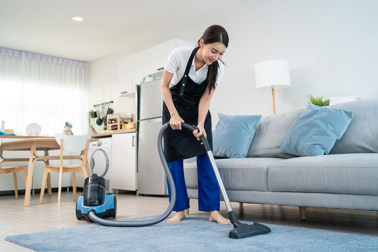 Ilustrasi menyedot debu dengan vacuum cleaner. 