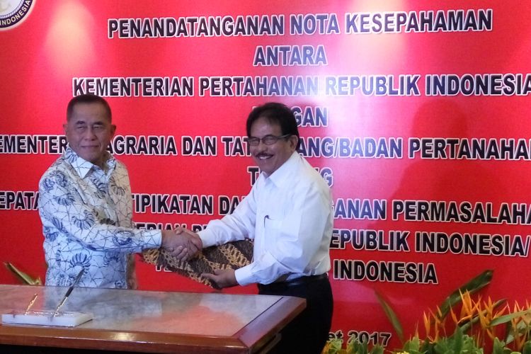 Menteri Pertahanan Ryamizard Ryacudu dan Menteri Agraria dan Tata Ruang / Badan Pertanahan Nasional (ATR/BPN) Sofyan Djalil menandatangani nota kesepahaman atau memorandum of understanding (MoU) terkait percepatan sertifikasi tanah dan aset milik Kemhan -TNI. Acara digelar di Kantor Kemenhan, Jalan Medan Merdeka Barat, Jakarta Pusat, Jumat (31/3/2017).