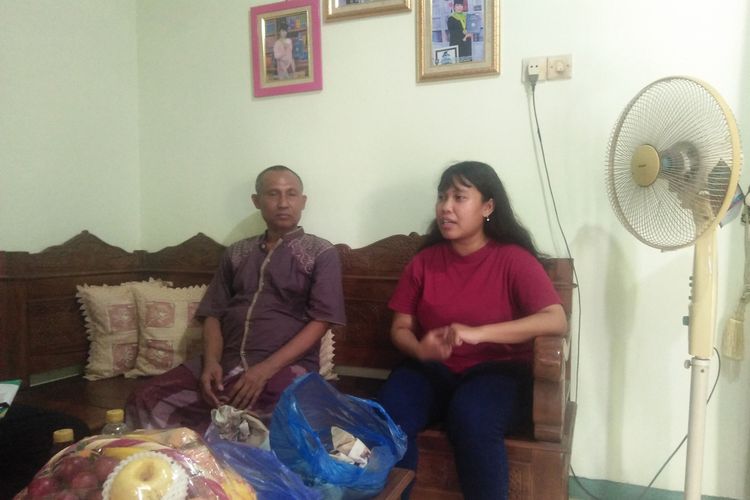 Ayu Winda Puspitasari (kanan) didampingi Sartono saat menemui awak media dan tamu yang berkunjung ke rumahnya, Minggu (16/2/2020).