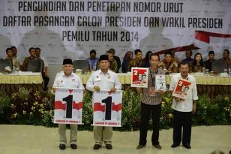 Capres dan cawapres Prabowo Subianto - Hatta Rajasa serta capres dan cawapres Joko Widodo - Jusuf Kalla, memperlihatkan nomor urut saat mengikuti Rapat Pleno Terbuka Pengundian dan Penetapan Nomor Urut serta Capres dan Cawapres Pemilu 2014 di Kantor KPU, Jakarta, 1 Juni 2014.