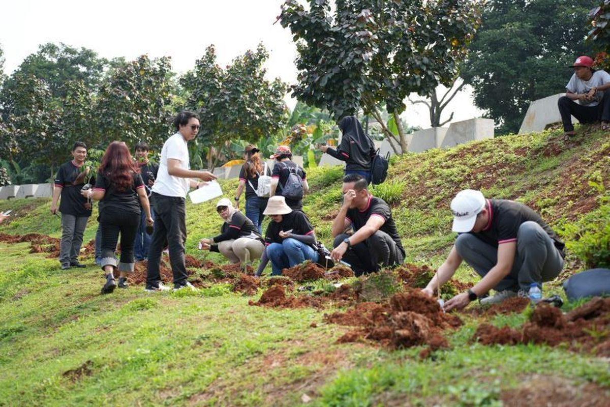 Penanaman 100 bibit pohon trembesi di Waduk Brigif, Jagakarsa, Jakarta Selatan, Sabtu (9/11/2024).