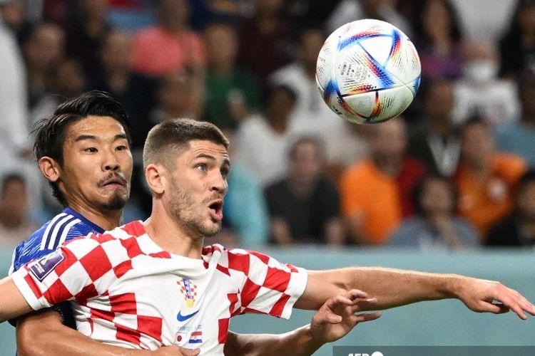 Hasil Jepang vs Kroasia mempertemukan duel Hidemasa Morita (kiri) bersama Andrej Kramaric. Laga babak 16 besar Piala Dunia 2022 tersebut bergulir di Stadion Al-Janoub, Doha, pada 5 Desember 2022.