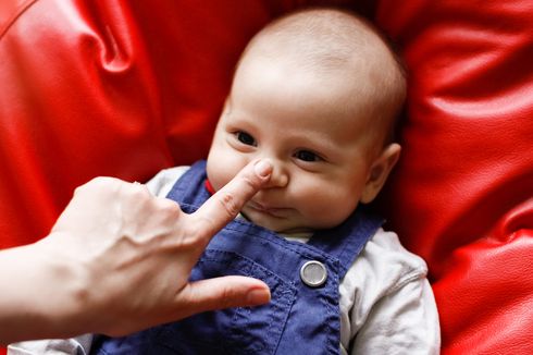 Benarkah Menarik Hidung Bayi Bisa Bikin Mancung?