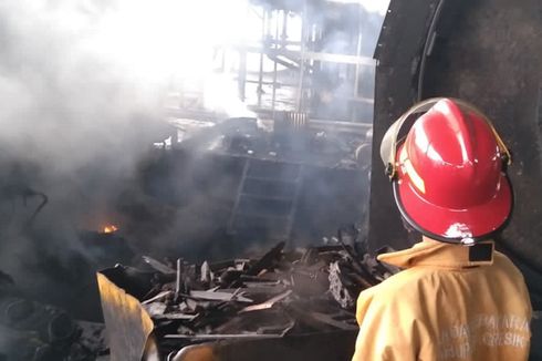 Pabrik Pengolahan Karbon di Gresik Terbakar, Bermula dari Bakar Sampah Ban