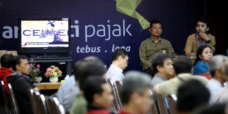 Sejumlah warga menunggu panggilan untuk ikut dalam program Tax Amnesty di Kantor Pajak Pratama Kebayoran Lama, Jakarta Selatan, Jumat, 30/9/2016. Banyaknya warga yang antre sejak pagi karena hari ini merupakan hari terakhir periode I program tax amnesty.