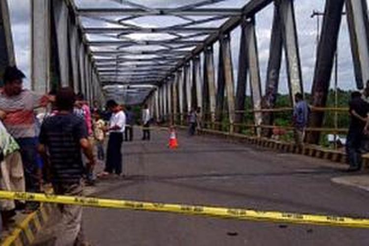 Pilar Jembatan Bejarum, Kota Besi, Kecamatan Mentaya Hulu, Kabupaten Kotawaringin Timur, Kalimantan Tengah, Sabtu (21/12/2013) pukul 02.00 WIB dini hari retak dihantam tongkang bermuatan bijih besi. 