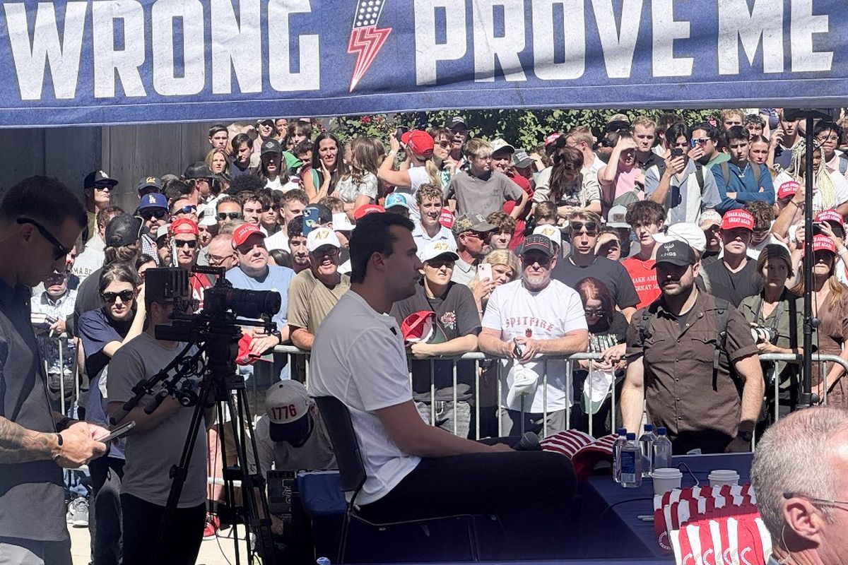 Politikus sayap kanan Charlie Kirk berbicara dalam sebuah acara publik di Utah Valley University beberapa menit sebelum ia ditembak di Orem, Utah, pada 10 September 2025. Politikus konservatif AS ini tewas, sementara pelaku masih jadi buron.