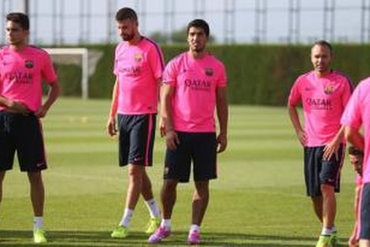 Striker Luis Suarez (ketiga dari kiri) memulai latihan perdana sejak pindah ke Barcelona. Latihan tersebut berlangsung di Ciudad Deportivo Joan Gamper, Barcelona, Jumat (15/8/2014) waktu setempat.