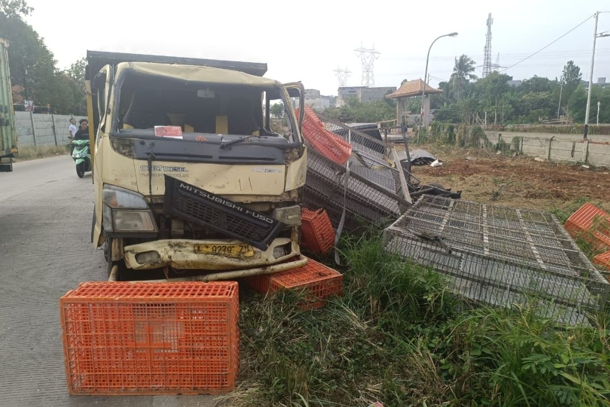 Kondisi truk dan mobil pikap usai terlibat adu banteng di Jalan Raya Baru Lingkar BRIN, Setu, Tangerang Selatan pada Selasa (3/10/2023) sore. 